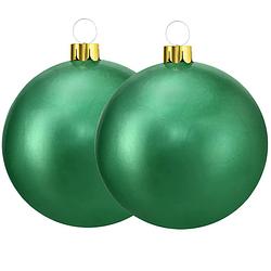 Foto van Christmas decoration mega kerstballen -2x - 45 cm - groen -opblaasbaar - opblaasfiguren