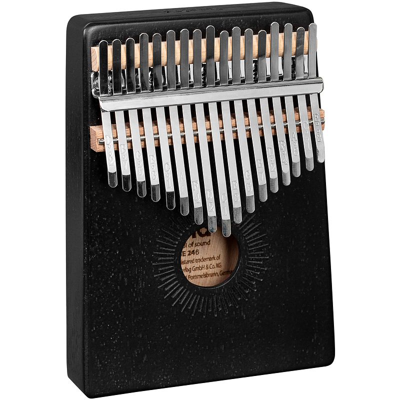 Foto van Sela se 246 kalimba mahogany 17 black met beschermhoes