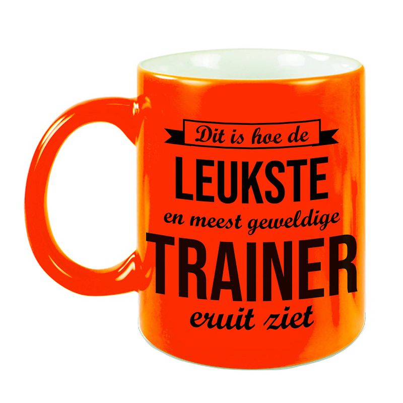 Foto van Leukste en meest geweldige trainer cadeau koffiemok / theebeker neon oranje 330 ml - feest mokken