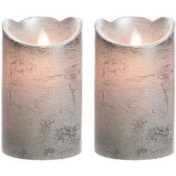 Foto van 2x led kaarsen/stompkaarsen zilver 12 cm flakkerend - kerst diner tafeldecoratie - home deco kaarsen