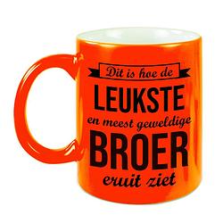 Foto van Leukste en meest geweldige broer cadeau koffiemok / theebeker neon oranje 330 ml - feest mokken