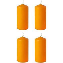 Foto van 4x stuks oranje stompkaarsen 15 cm 45 branduren - stompkaarsen