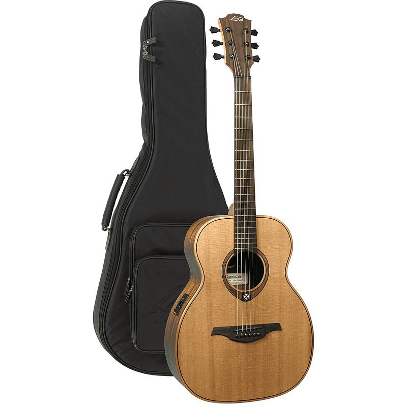 Foto van Lag guitars tramontane travel series travel-rce red cedar electro elektrisch-akoestische westerngitaar met gigbag