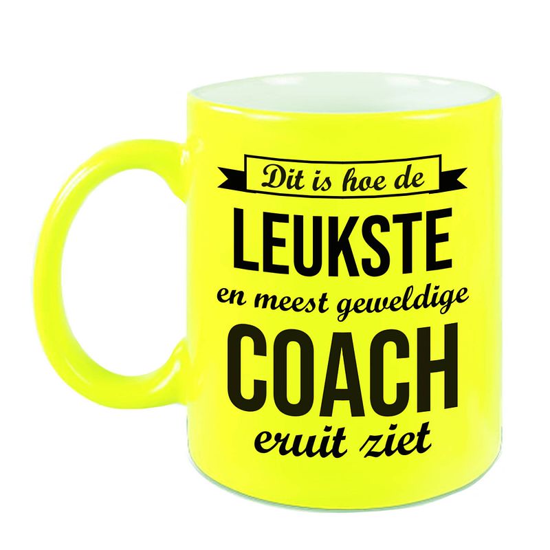 Foto van Leukste en meest geweldige coach cadeau koffiemok / theebeker neon geel 330 ml - feest mokken