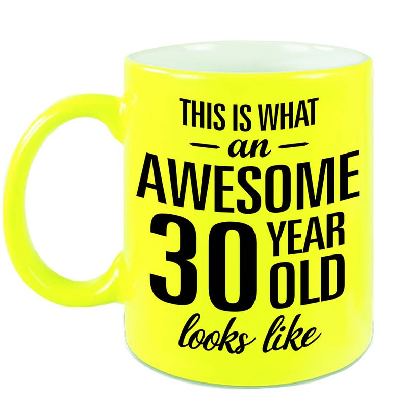 Foto van Awesome 30 year cadeau mok / beker neon geel 330 ml - feest mokken