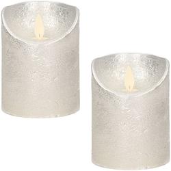 Foto van 2x zilveren led kaarsen / stompkaarsen 10 cm - luxe kaarsen op batterijen met bewegende vlam