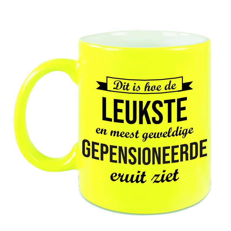 Foto van Hoe de leukste gepensioneerde eruitziet mok / beker neon geel bedankt cadeau collega 330 ml - feest mokken