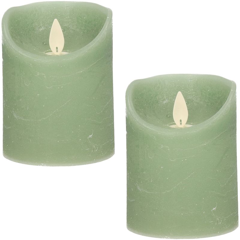 Foto van 2x jade groene led kaarsen / stompkaarsen met bewegende vlam 10 cm - led kaarsen