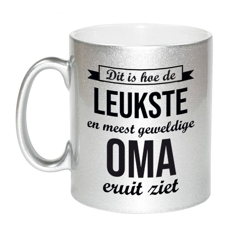 Foto van Zilveren leukste en meest geweldige oma cadeau koffiemok / theebeker 330 ml - feest mokken