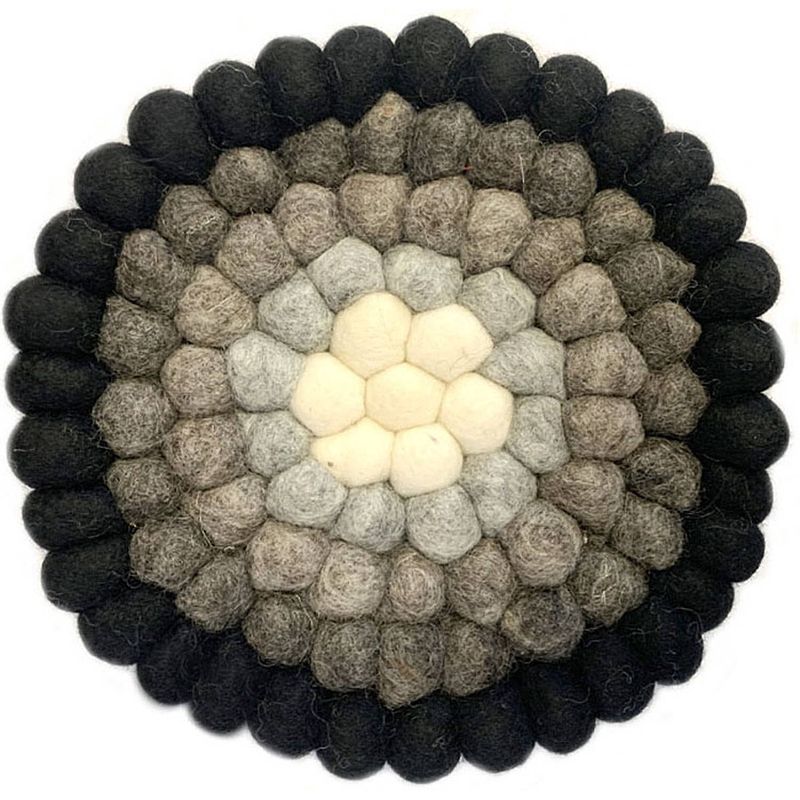 Foto van Vilten bolletjes onderzetter 22cm - kleurverloop - zwart, bruin, beige, lichtgrijs, wit