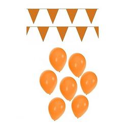 Foto van Koningsdag versiering met oranje slingers / vlaggenlijnen en ballonnen