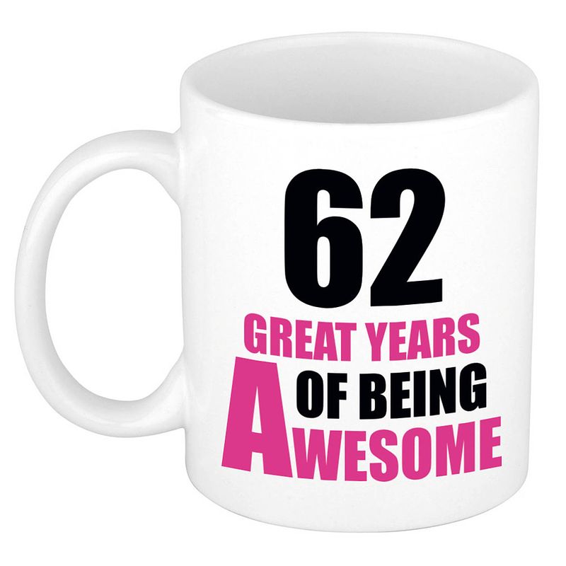 Foto van 62 great years of being awesome cadeau mok / beker wit en roze - feest mokken