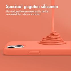 Foto van Accezz liquid silicone backcover met magsafe iphone 15 telefoonhoesje oranje