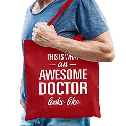 Foto van Bellatio decorations cadeau tas voor dokter - rood - katoen - 42 x 38 cm - awesome doctor - feest boodschappentassen
