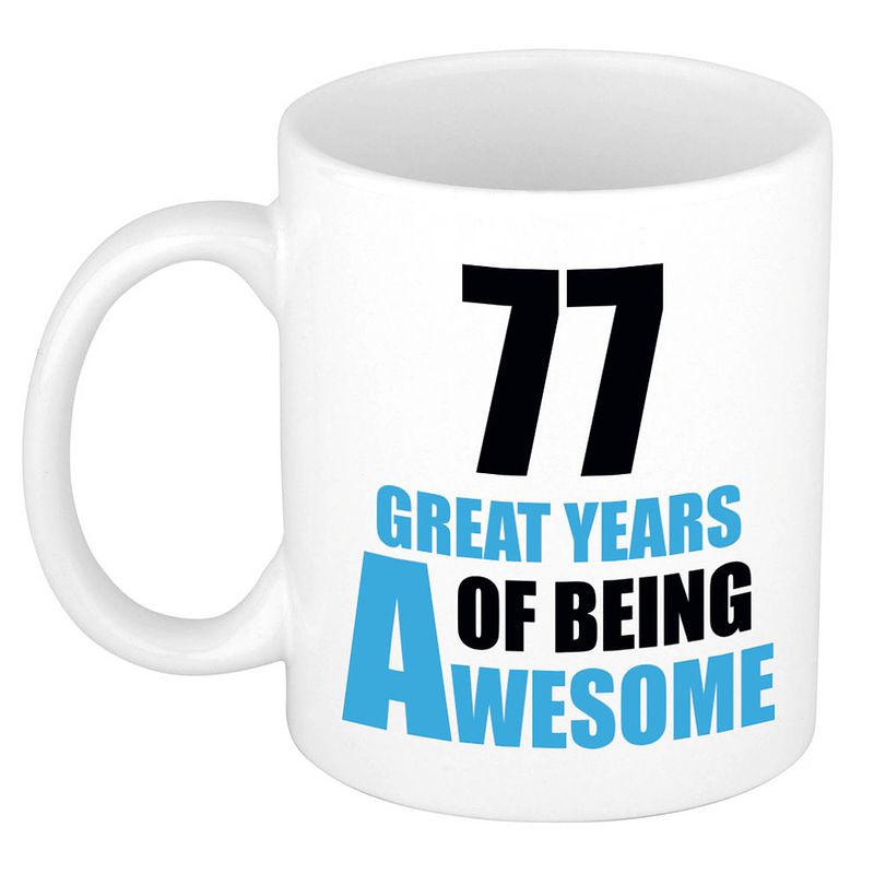 Foto van 77 great years of being awesome cadeau mok / beker wit en blauw - feest mokken