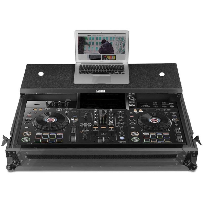 Foto van Udg ultimate flight case pioneer dj xdj-rx3 black plus hardcase met laptopplateau