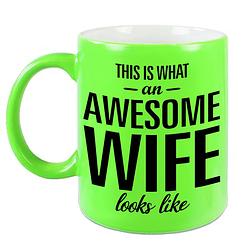 Foto van Awesome wife / echtgenote neon groene cadeau mok / beker 330 ml - feest mokken