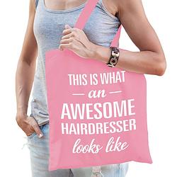 Foto van Bellatio decorations cadeau tas voor kapper - roze - katoen - 42 x 38 cm - awesome hairdresser - feest boodschappentasse