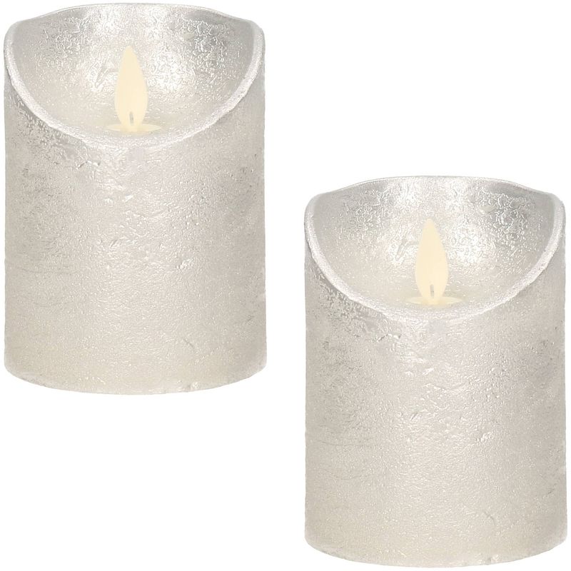 Foto van 2x zilveren led kaarsen / stompkaarsen 10 cm - luxe kaarsen op batterijen met bewegende vlam