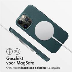 Foto van Accezz magsafe leather backcover iphone 14 pro max telefoonhoesje groen