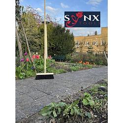 Foto van Synx tools -stadsbezem - colombo bezem - 30cm - natuurvezel haren - straatbezem haren - bezems buiten - schrobborstels