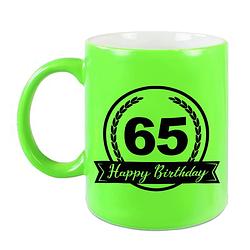 Foto van Happy birthday 65 years cadeau mok / beker neon groen met wimpel 330 ml - feest mokken