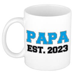 Foto van Papa est 2023 cadeau mok / beker wit met blauwe letters 300 ml - feest mokken