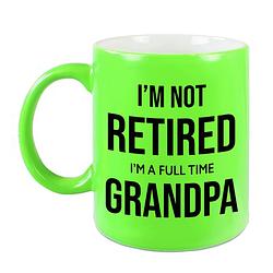 Foto van Im not retired im a full time grandpa pensioen mok / beker neon groen afscheidscadeau 330 ml - feest mokken