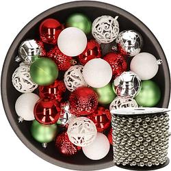 Foto van 37x stuks kunststof kerstballen 6 cm wit/rood/groen/zilver incl. kralenslinger - kerstbal