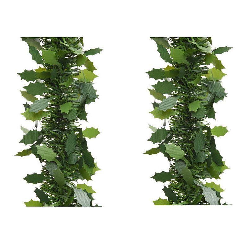 Foto van 6x stuks groene kerstslinger met hulst bladeren 10 x 270 cm - kerstslingers