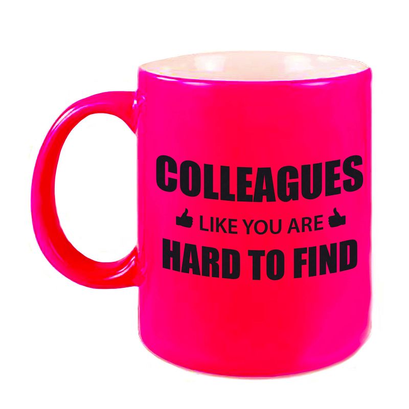 Foto van Collega cadeau mok / beker neon roze colleagues like you are hard to find - feest mokken