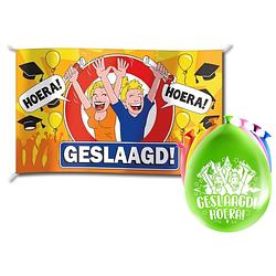 Foto van Geslaagd thema party versiering set hoera - grote vlag en 16x ballonnen - feestpakketten