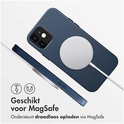 Foto van Accezz magsafe leather backcover iphone 12 (pro) telefoonhoesje blauw