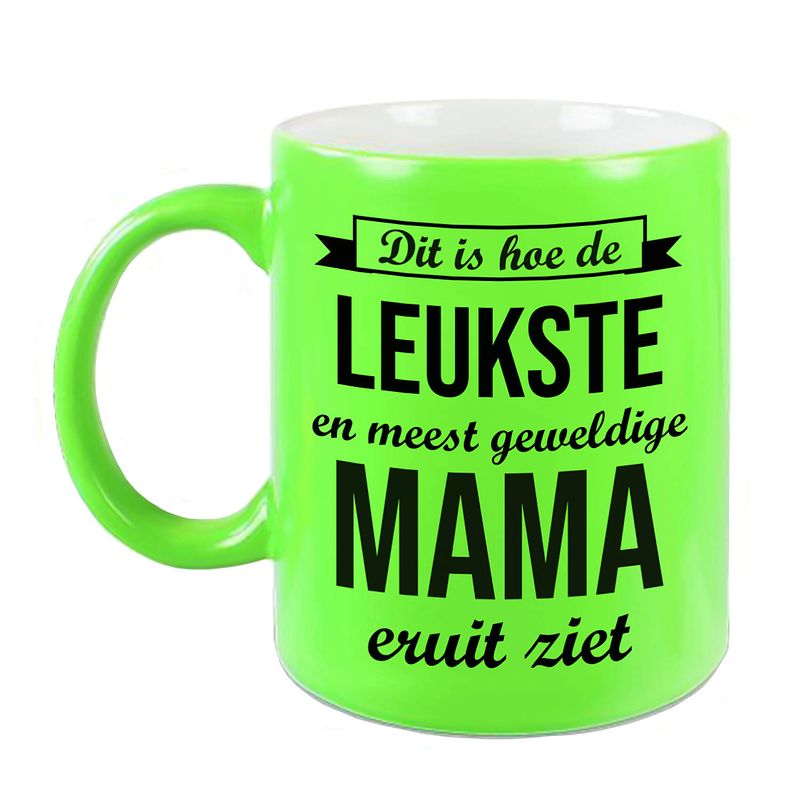 Foto van Leukste en meest geweldige mama cadeau koffiemok / theebeker neon groen 330 ml - feest mokken