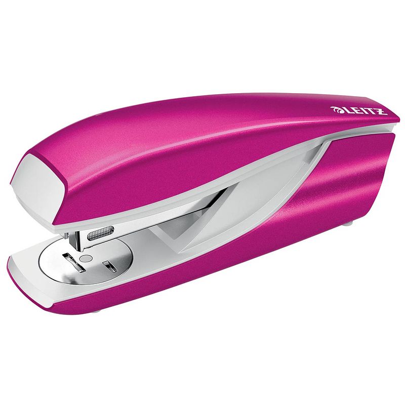 Foto van Leitz nexxt wow 5502 nietmachine, roze metallic, op blister 6 stuks