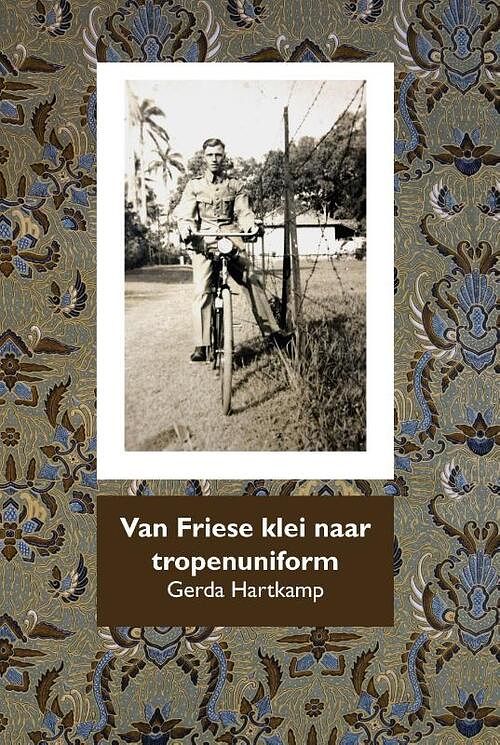 Foto van Van friese klei naar tropenuniform - gerda hartkamp - paperback (9789492632326)
