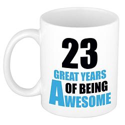 Foto van 23 great years of being awesome cadeau mok / beker wit en blauw - feest mokken