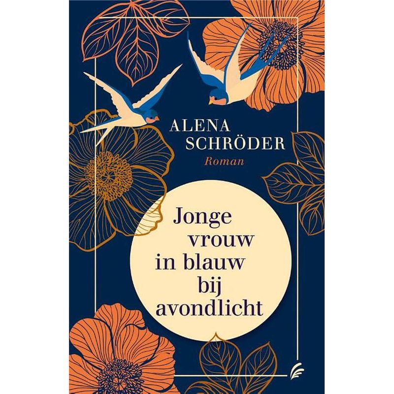 Foto van Jonge vrouw in blauw bij avondlicht