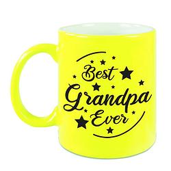 Foto van Best grandpa ever cadeau koffiemok / theebeker neon geel 330 ml - feest mokken