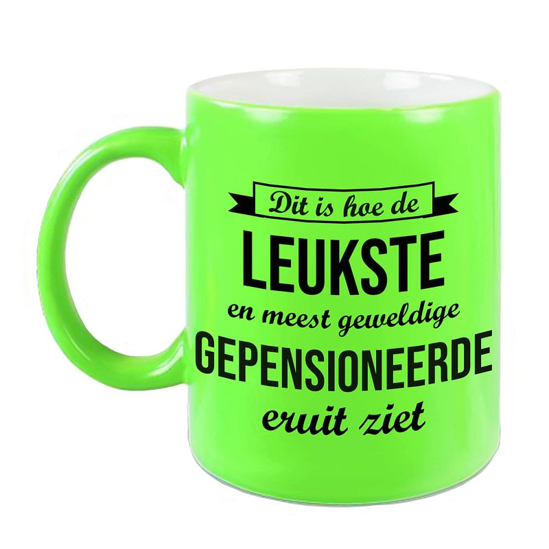 Foto van Hoe de leukste gepensioneerde eruitziet mok / beker neon groen bedankt cadeau collega 330 ml - feest mokken