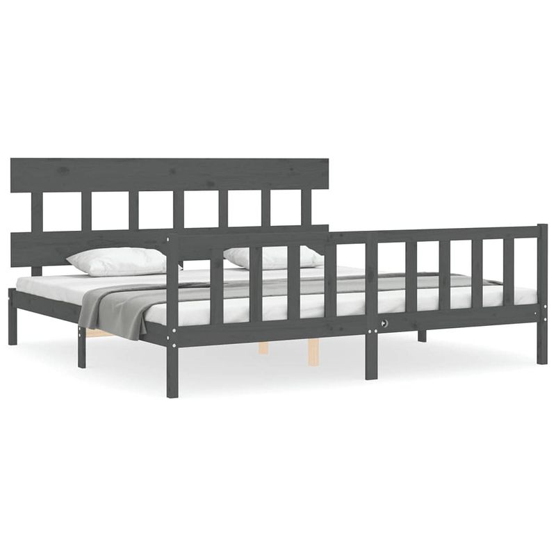 Foto van The living store houten bedframe - massief grenenhout - 205.5 x 205.5 x 81 cm - grijs