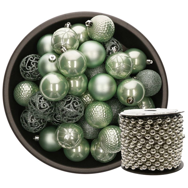 Foto van Kunststof kerstballen 37x stuks mintgroen 6 cm en kralenslinger zilver - kerstbal