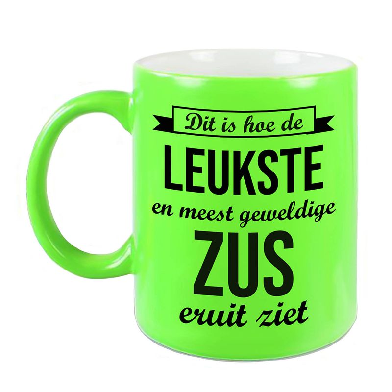 Foto van Leukste en meest geweldige zus cadeau koffiemok / theebeker neon groen 330 ml - feest mokken