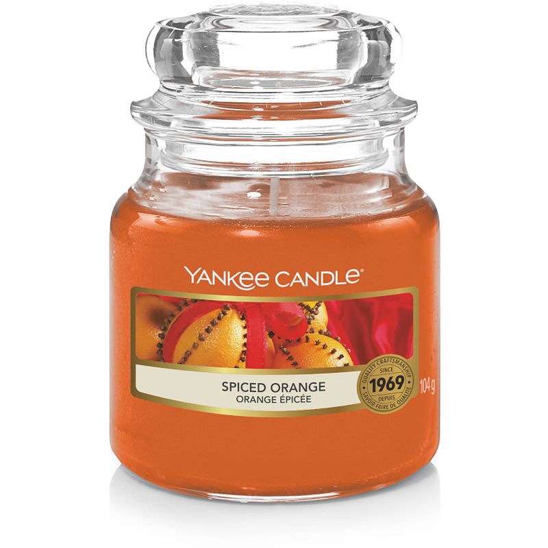 Foto van Yankee candle geurkaars small spiced orange - 9 cm / ø 6 cm