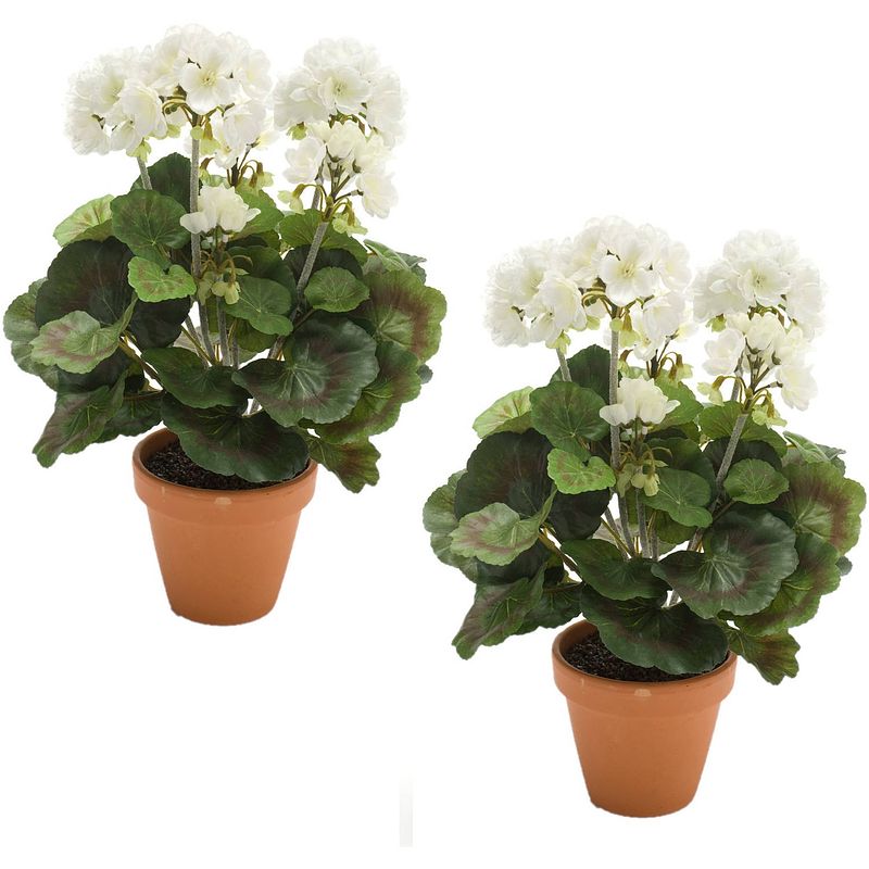 Foto van Set van 2x stuks witte geranium pelargonium graveolens kunstplanten in terracotta pot 38 cm - kunstplanten