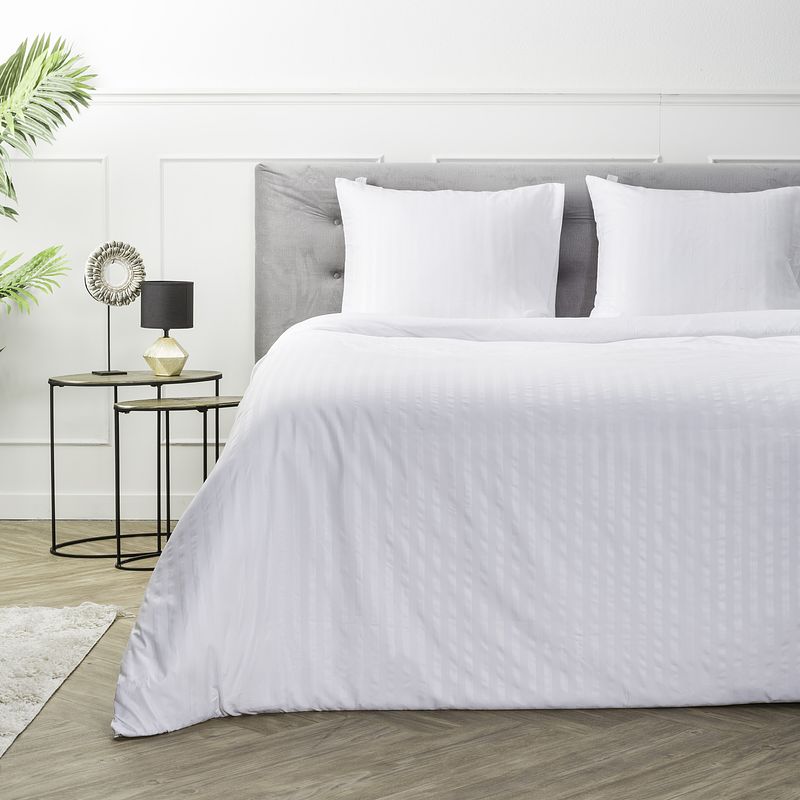 Foto van Luna bedding embossed stripes - wit dekbedovertrek 2-persoons (200 x 220 cm + 2 kussenslopen)