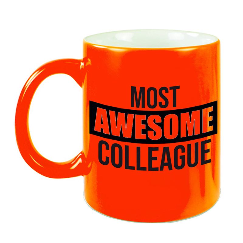 Foto van 1x stuks collega cadeau mok / beker neon oranje most awesome colleague - feest mokken