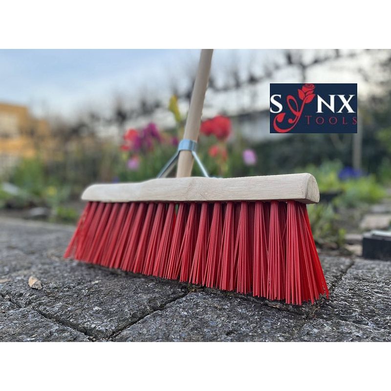 Foto van Synx tools gemeente bezem 45 cm nylon - straatbezem / stadsbezem - met steel 150 cm - bezems - schrobborstel