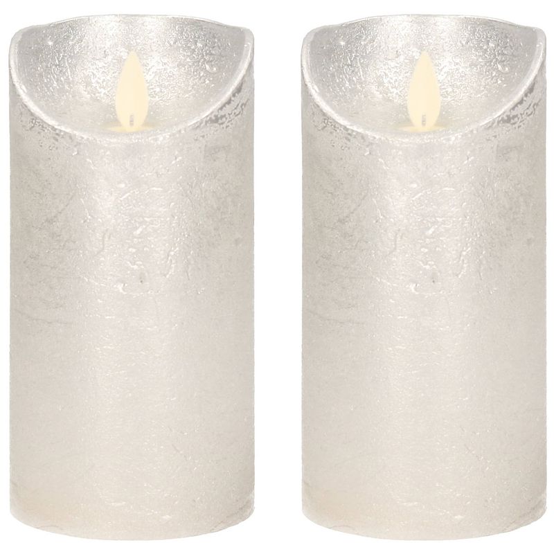 Foto van 2x zilveren led kaarsen / stompkaarsen met bewegende vlam 15 cm - led kaarsen