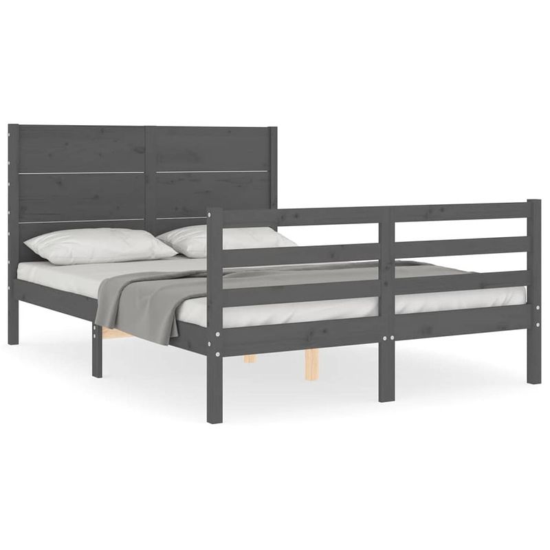 Foto van The living store bedframe - massief grenenhout - 205.5 x 125.5 x 100 cm - grijs